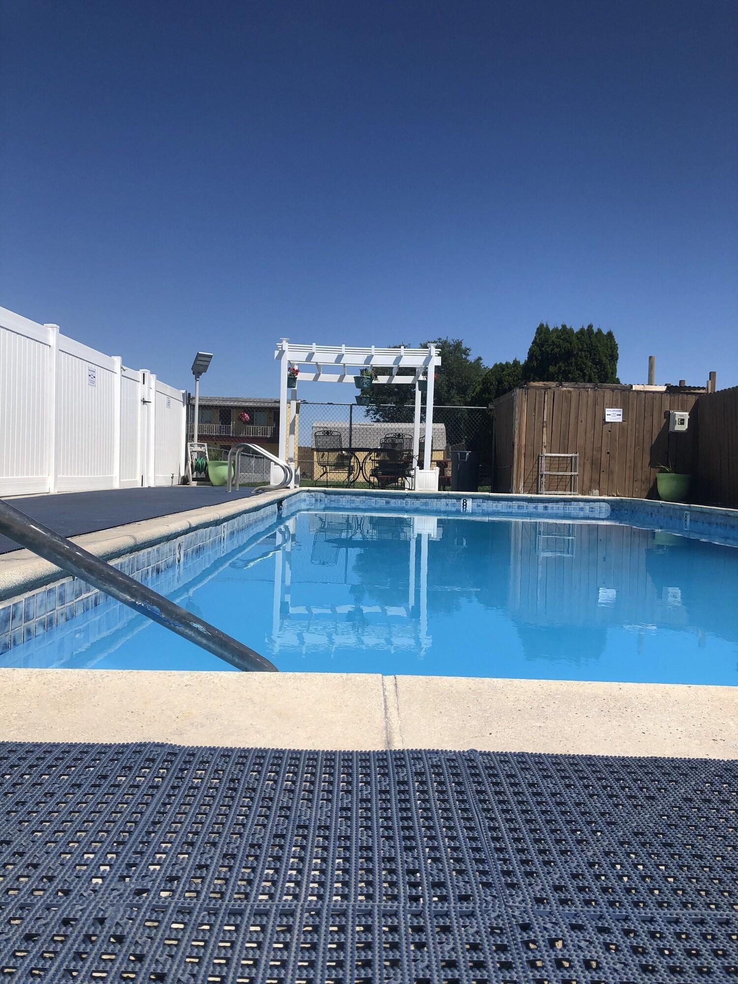 Motel Super 8 By Wyndham Ontario Extérieur photo