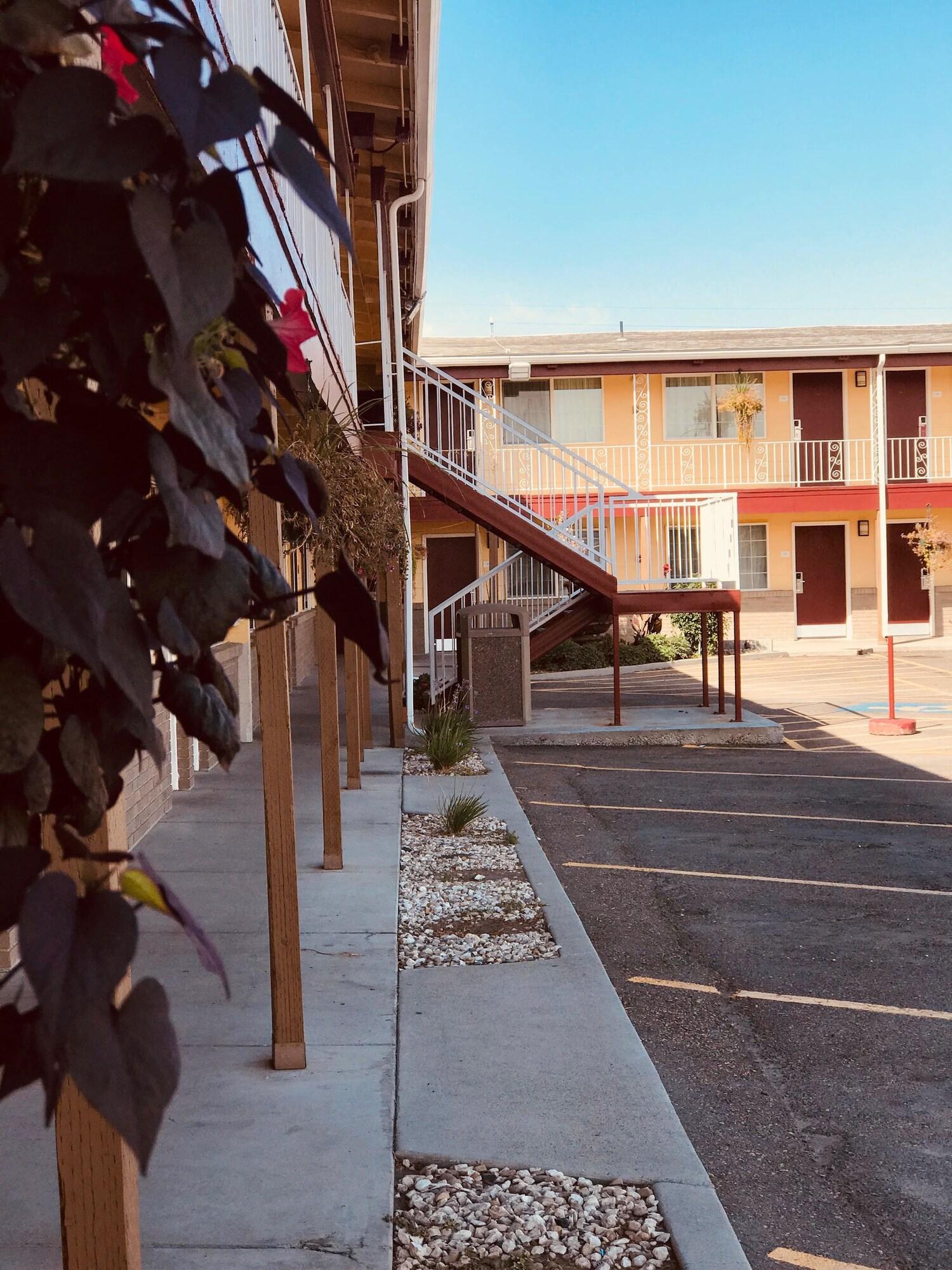 Motel Super 8 By Wyndham Ontario Extérieur photo