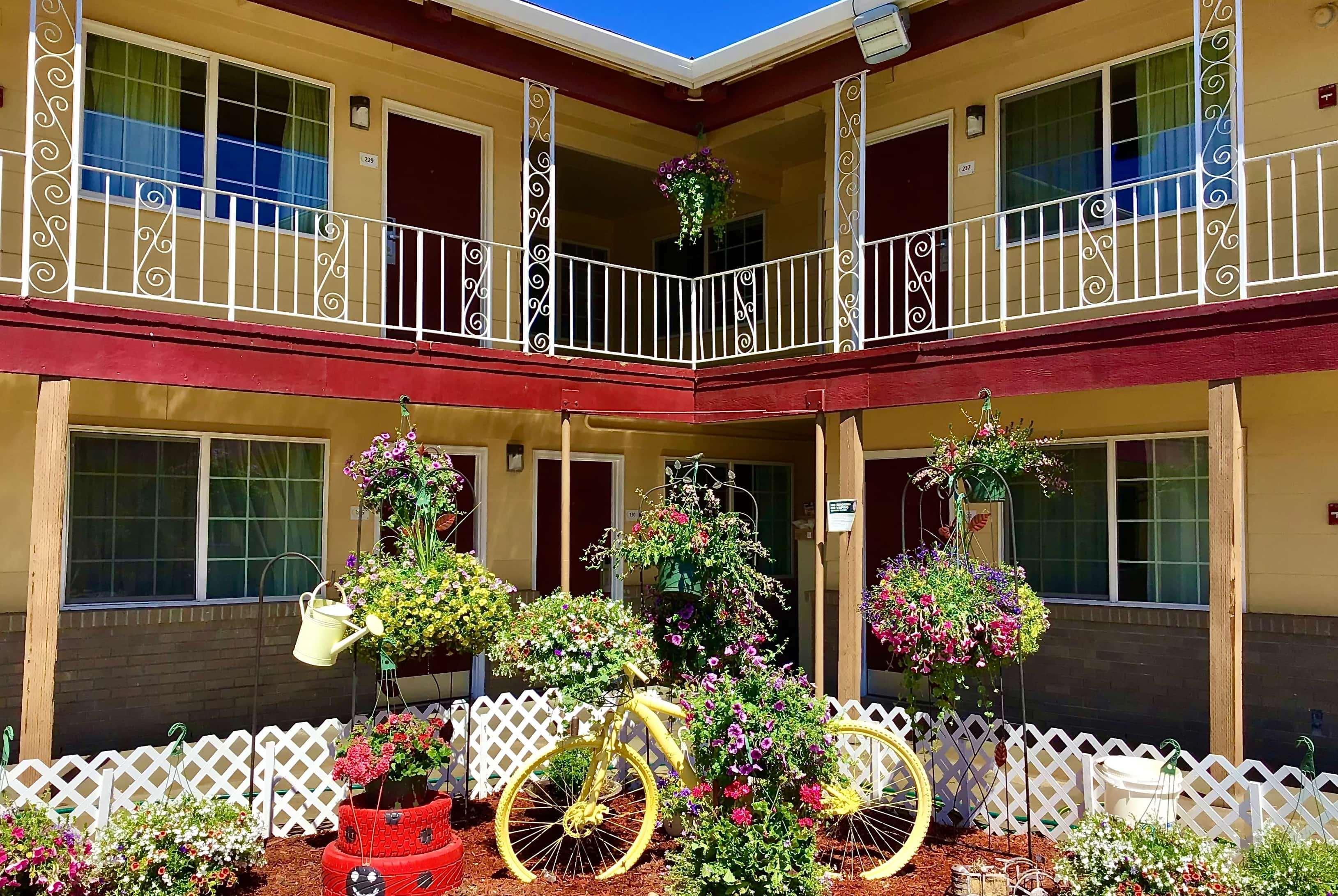 Motel Super 8 By Wyndham Ontario Extérieur photo